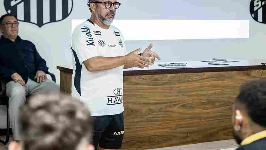 Ex-auxiliar de Tite, Cleber Xavier debuta como técnico no Santos