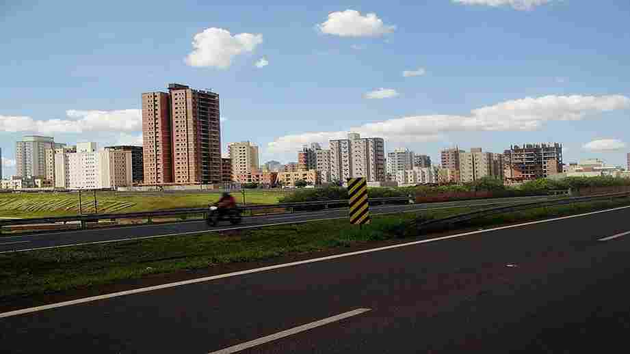 Duas pessoas morrem em acidente entre caminhonete e moto no Anel Viário Sul