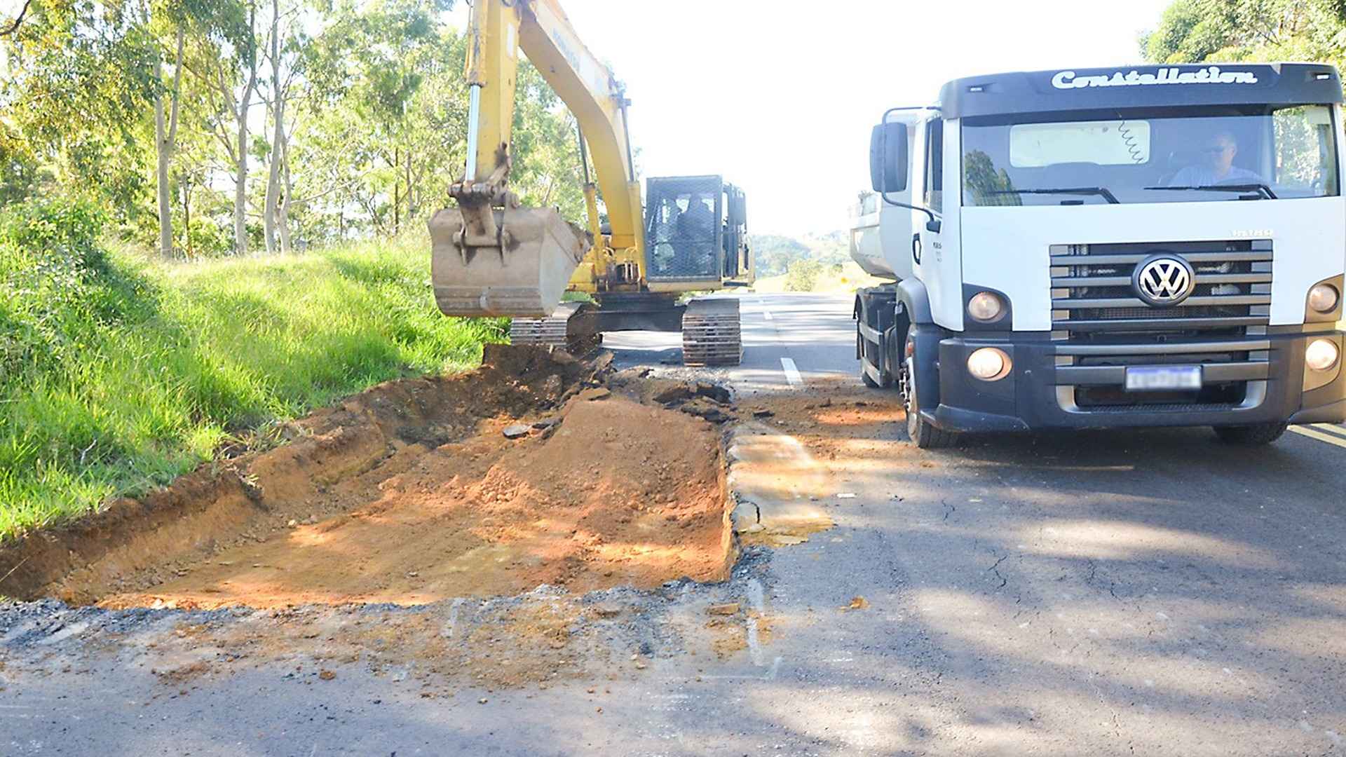 Emdef faz manutenção de asfalto da rodovia João Traficante