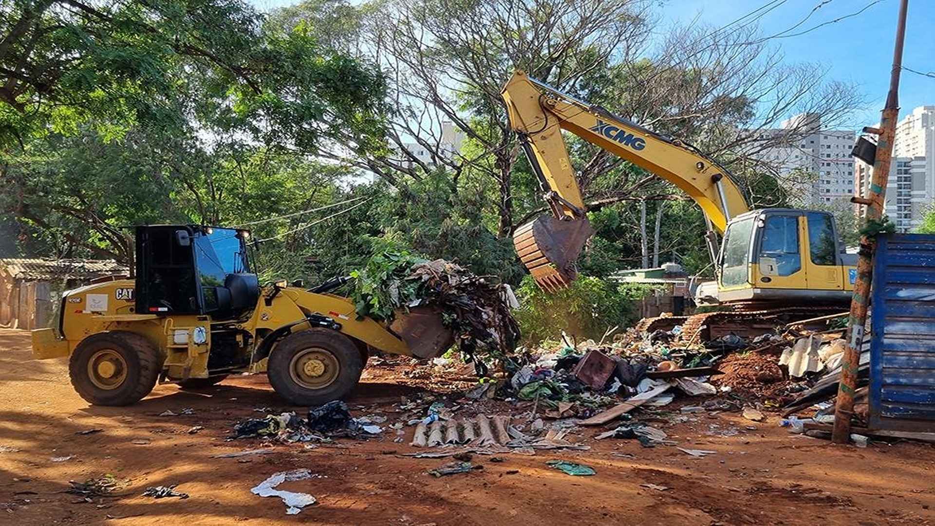 Mais de 100 toneladas de lixo são retiradas da Estrada do Boiadeiro