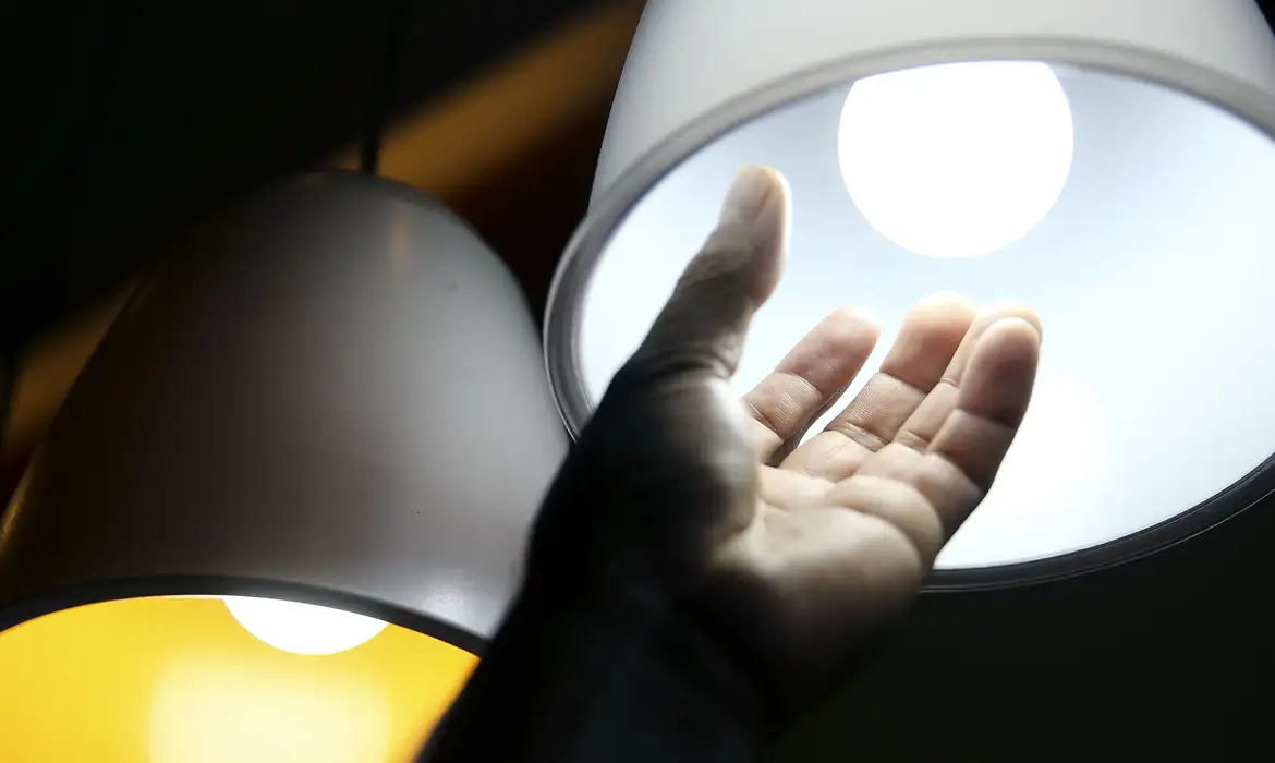 Bandeira tarifária vermelha segue vigente em julho e mantém cobrança extra na conta de luz
