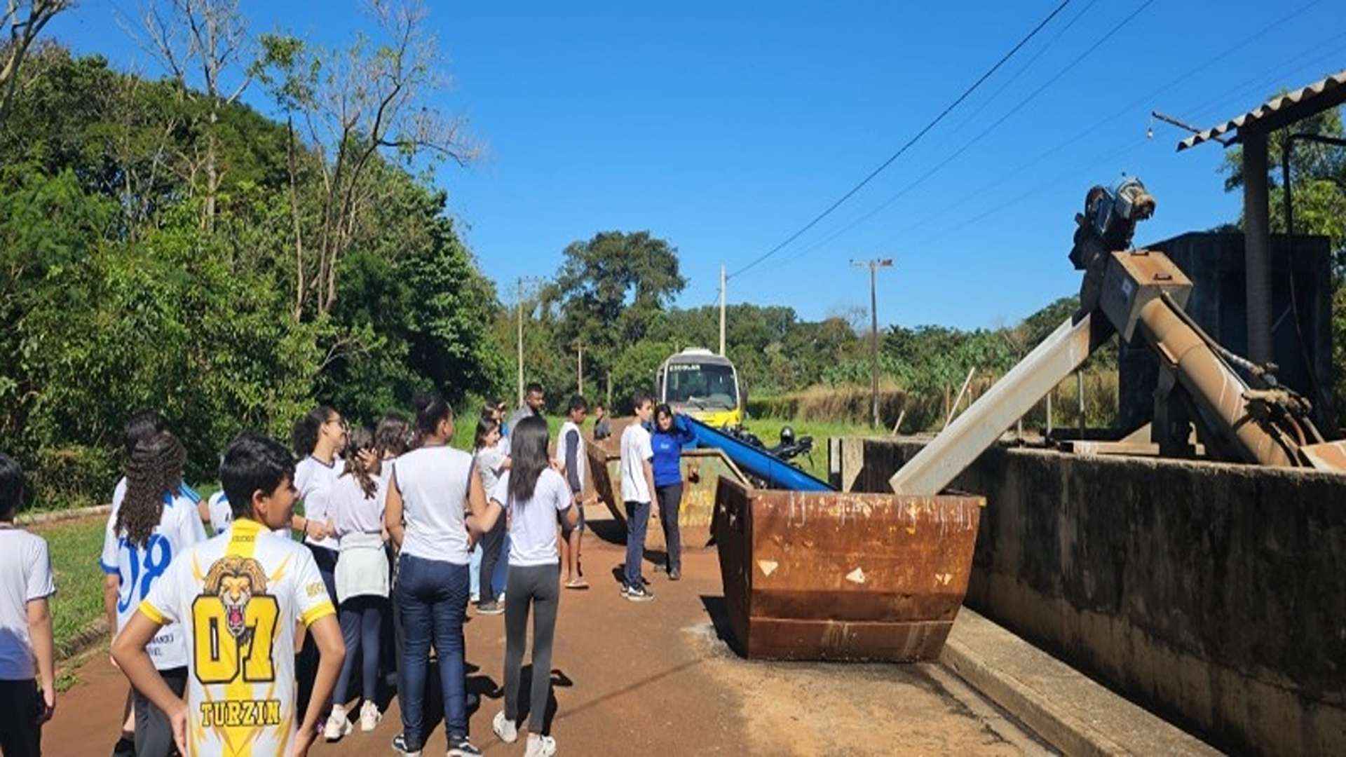 Alunos visitam estação de tratamento de esgoto e aterro sanitário em Jaboticabal