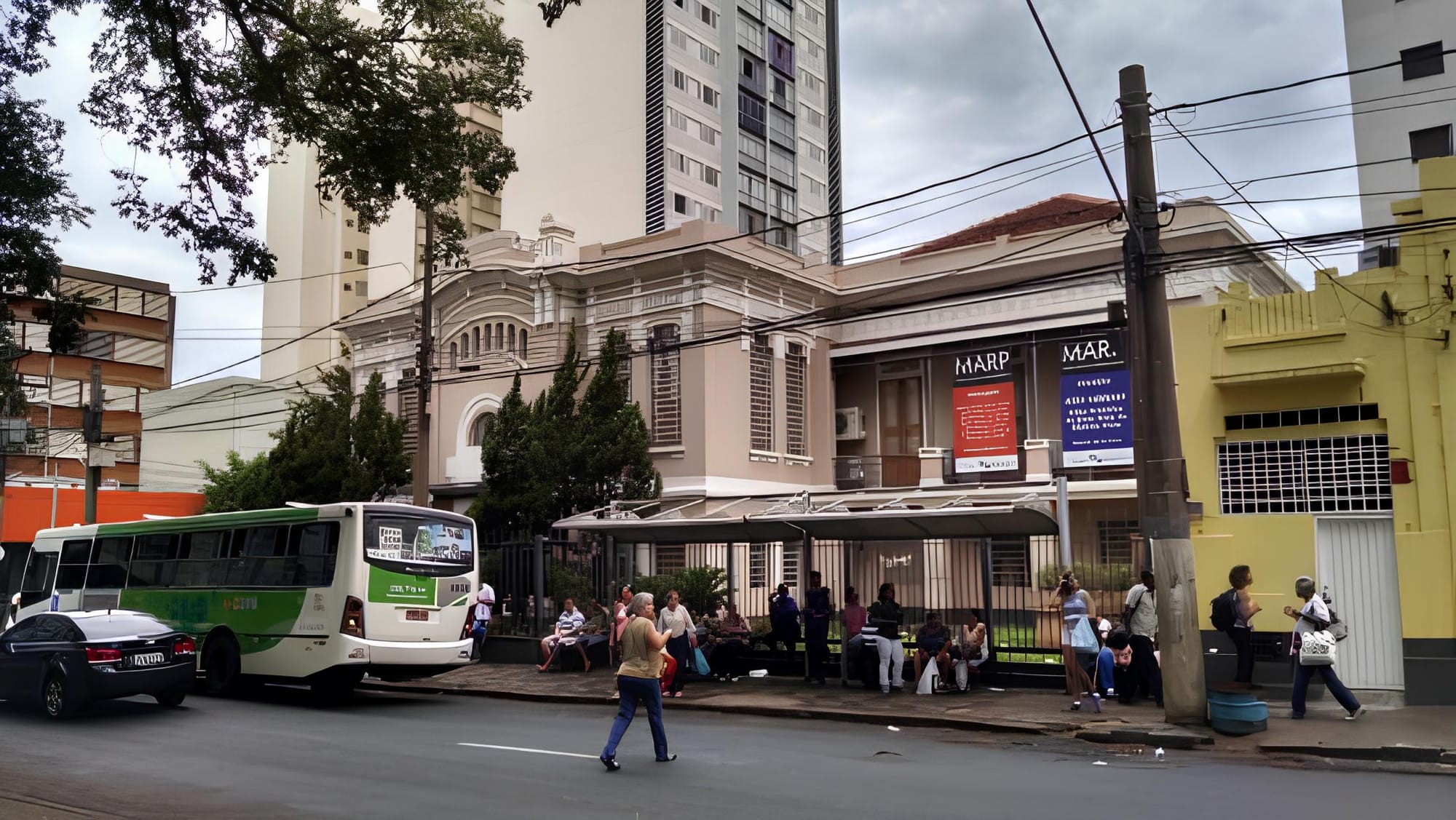 Debate sobre ponto de ônibus em frente ao Museu de Arte de Ribeirão Preto persiste após 15 anos