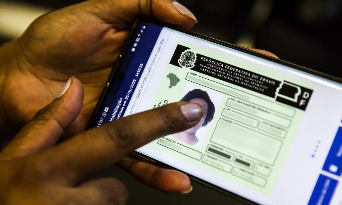 Nova lei permite CNH gratuita para pessoas de baixa renda financiada por multas de trânsito