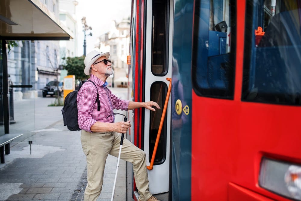 Ribeirão Preto aprova lei para instalar avisos sonoros em ônibus para auxiliar deficientes visuais