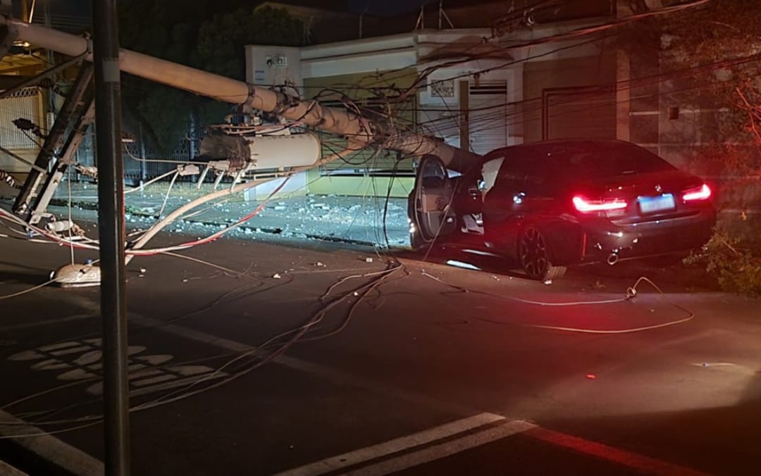 BMW derruba poste e deixa bairro sem energia em Sertãozinho; pai de Éder Militão assume responsabilidade pelo carro