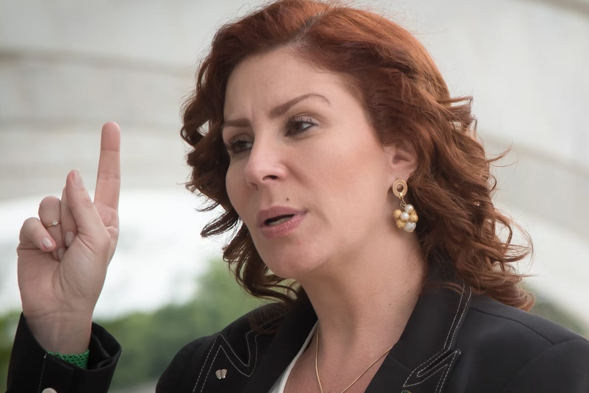 Deputada Carla Zambelli é detida pela polícia italiana em Roma e aguarda decisão sobre extradição