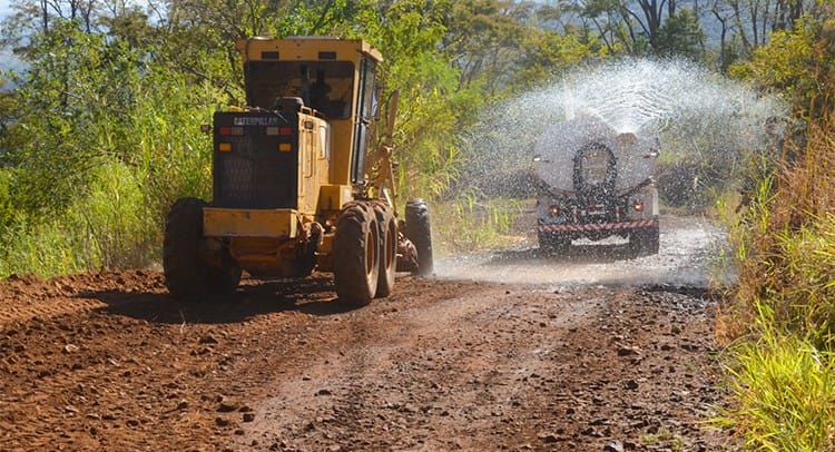 Secretaria de Infraestrutura intensifica manutenção em estradas rurais para garantir transporte e produção local