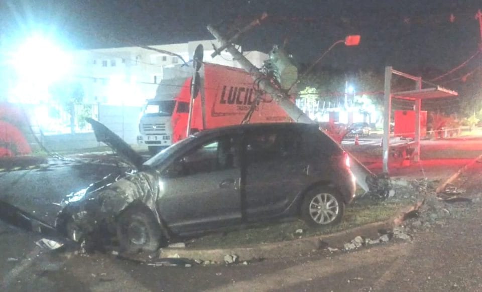 Carro colide com poste na Via Norte e causa interdição parcial do trânsito em Ribeirão Preto