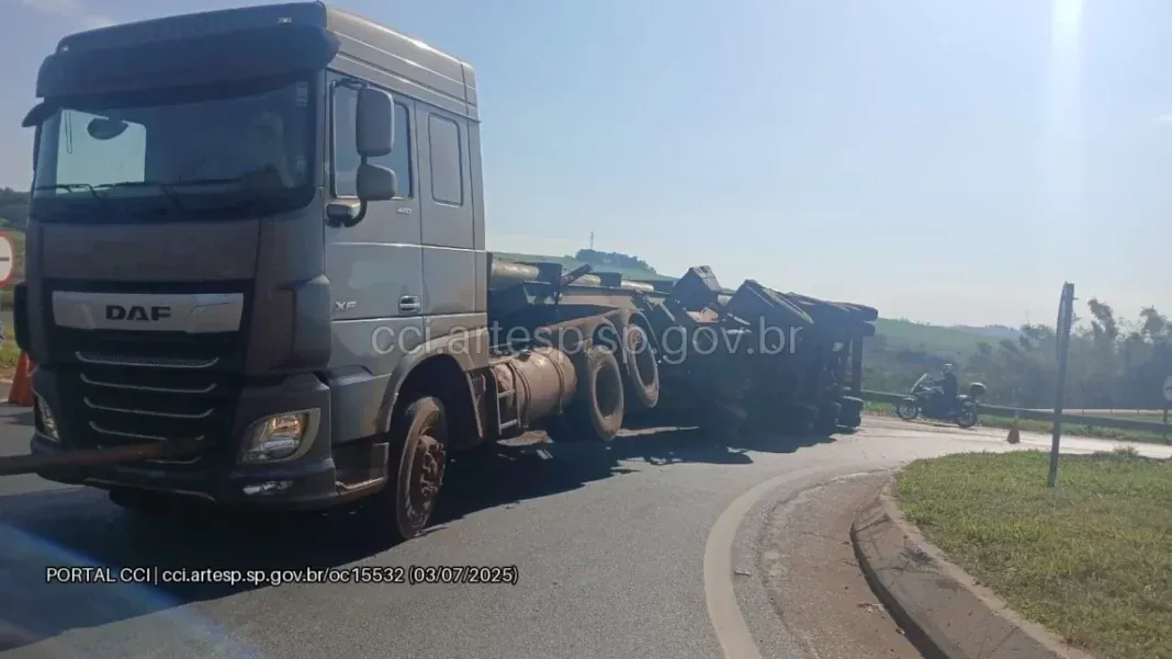 Carreta com carga de lixo tomba na SP-322 em Ribeirão Preto; motorista não se feriu