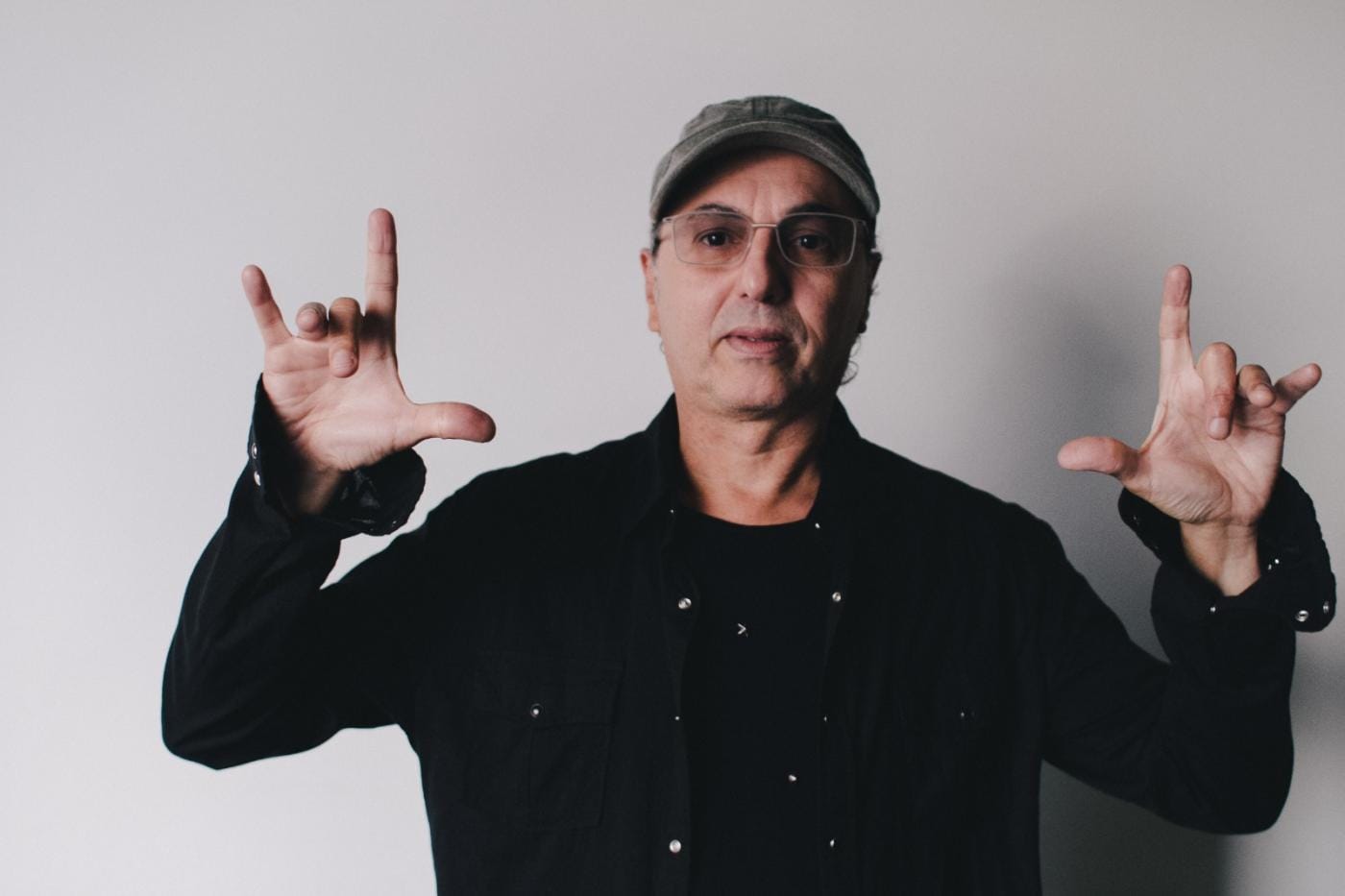 Zeca Baleiro apresenta show íntimo “Piano” em Ribeirão Preto no dia 9 de agosto
