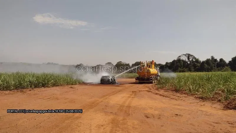 Corpo carbonizado é encontrado em carro incendiado às margens da SP-326 em Jaboticabal