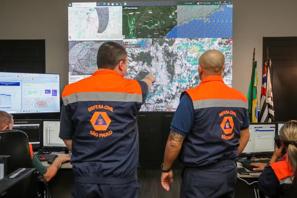 Defesa Civil alerta: sistema deve provocar temporais no litoral; interior segue com umidade muito baixa