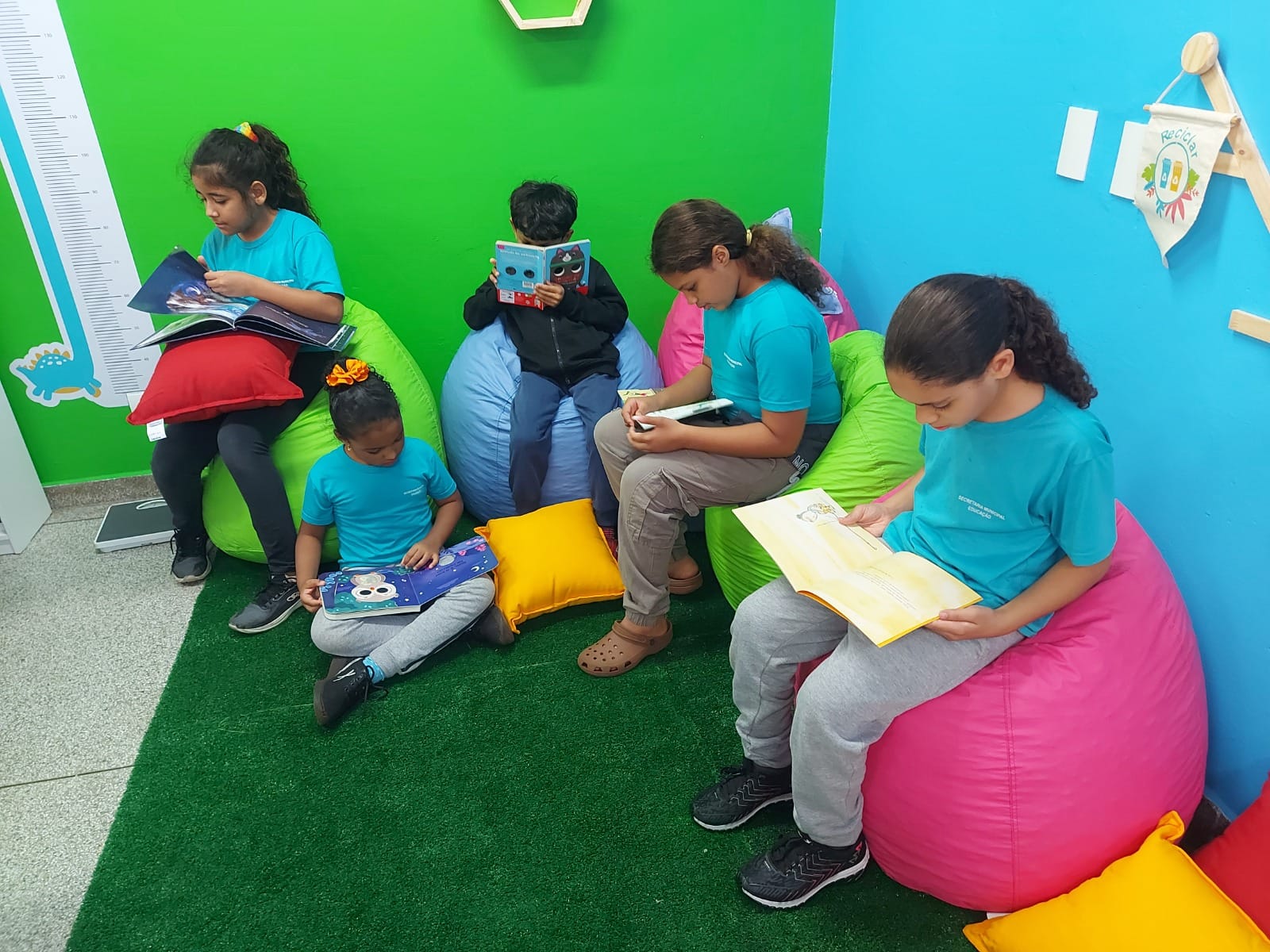 Escola municipal de Sertãozinho inaugura 'Biblioteca Futuro' com acervo de 850 livros