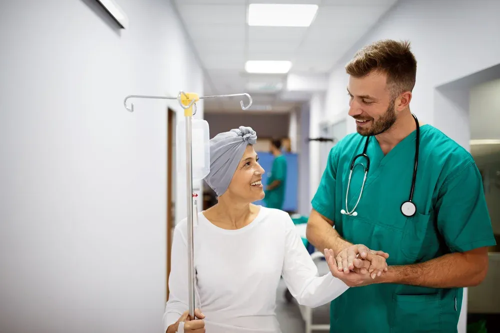 Novo equipamento no HC de Ribeirão Preto visa reduzir queda de cabelo em pacientes oncológicos