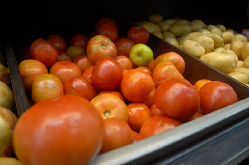Queda nos preços de tomate e outras hortaliças marcada no boletim da Conab sobre agosto