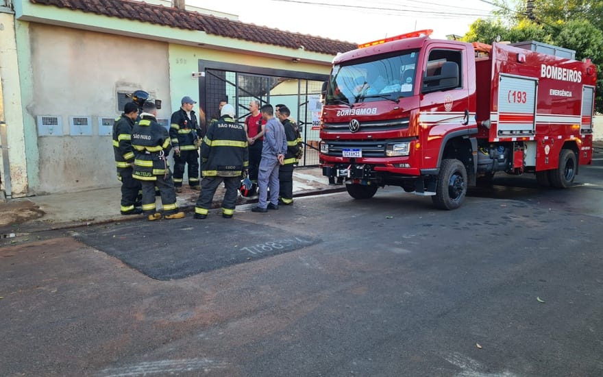 Homem fica com queimaduras ao apagar incêndio provocado por criança na Vila Tibério