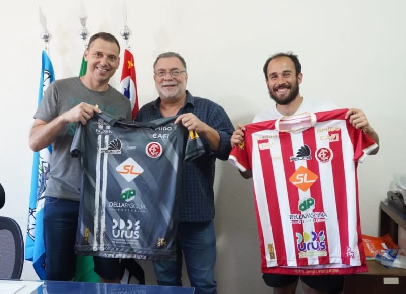 Goleiro de Santa Rosa de Viterbo entrega camisas do Inter de Santa Maria ao prefeito Omar Nagib