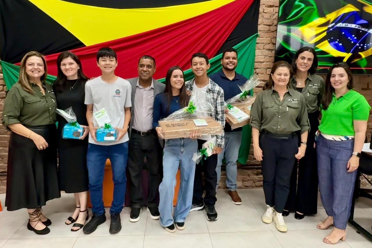 Alunos do 9º ano de Ribeirão Preto são premiados por redações sobre visita à Agrishow