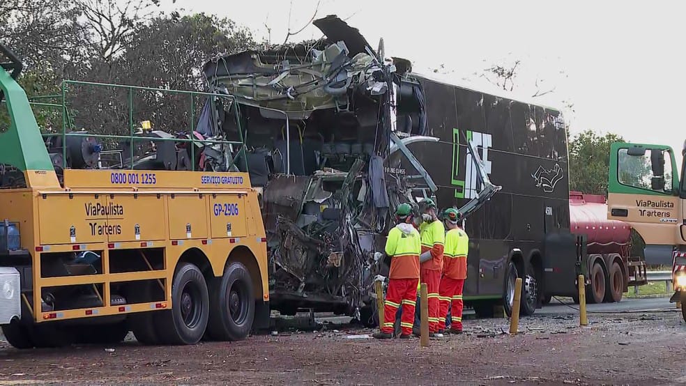 Colisão em acesso à SP-334, em Batatais, mata motorista de ônibus e deixa 11 feridos