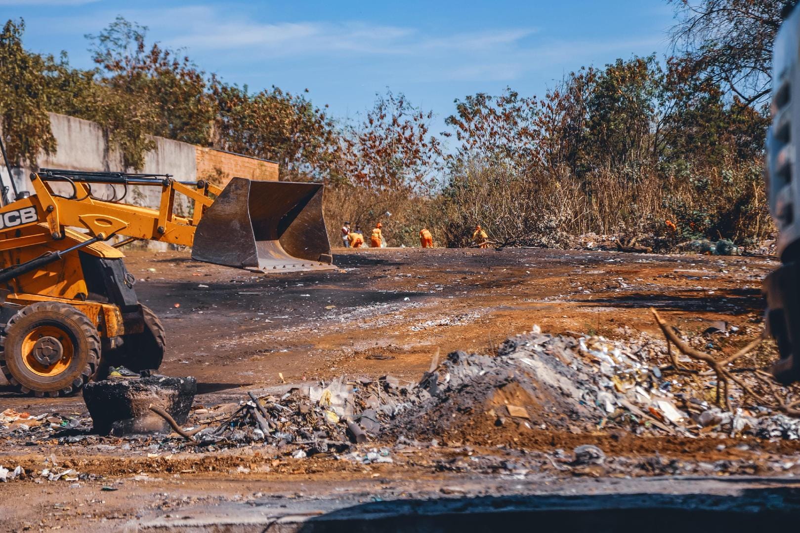 Prefeitura realiza roçadas e abre aceiros no Transbordo para prevenir novos incêndios