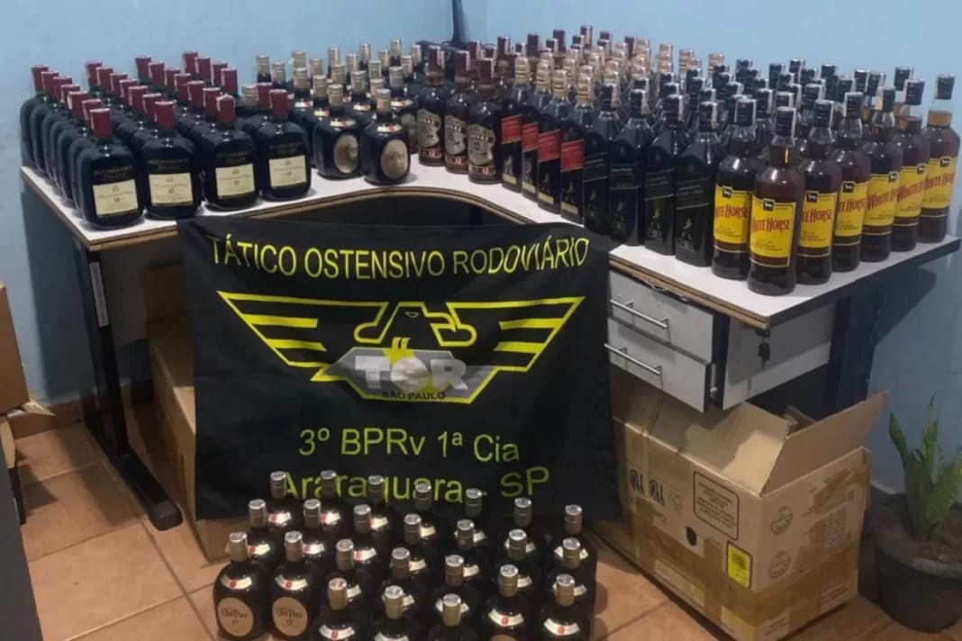 Polícia apreende 162 garrafas de uísque falsificado em abordagem na Rodovia Brigadeiro Faria Lima