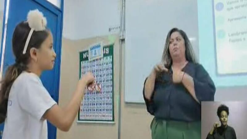 Professora de Ribeirão Preto é premiada por projeto que ensinou Libras a alunos para incluir colega surda