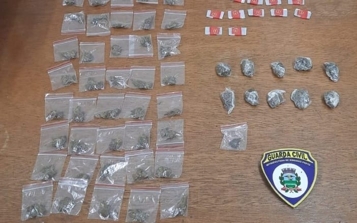 GCM apreende drogas com adolescente na Praça Francisco de Assis, no Presidente Dutra