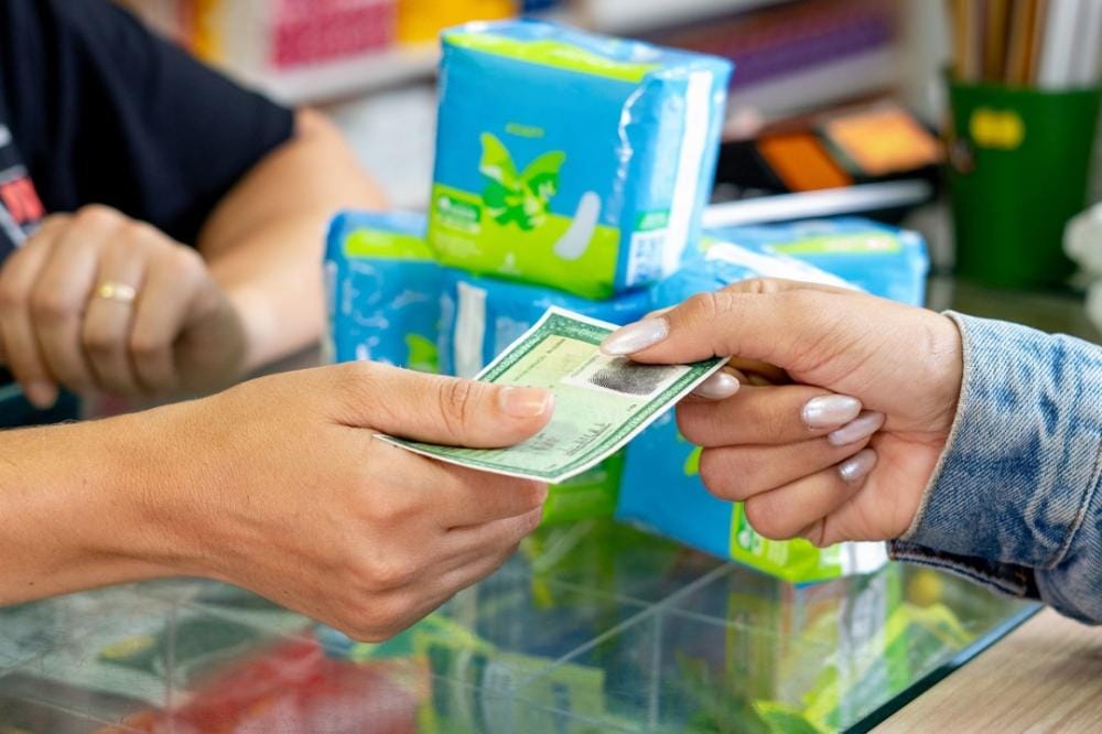 Governo amplia acesso a absorventes; UBS poderão emitir autorizações e adolescentes de 12 a 16 anos não precisarão de acompanhante