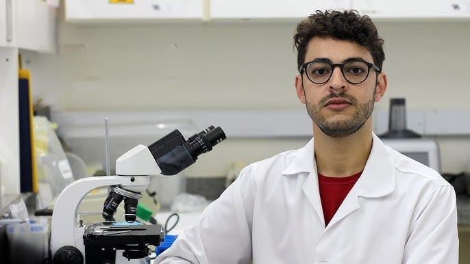 Pesquisador formado na FMRP conquista prêmios por estudo sobre transplante de células-tronco na esclerose sistêmica