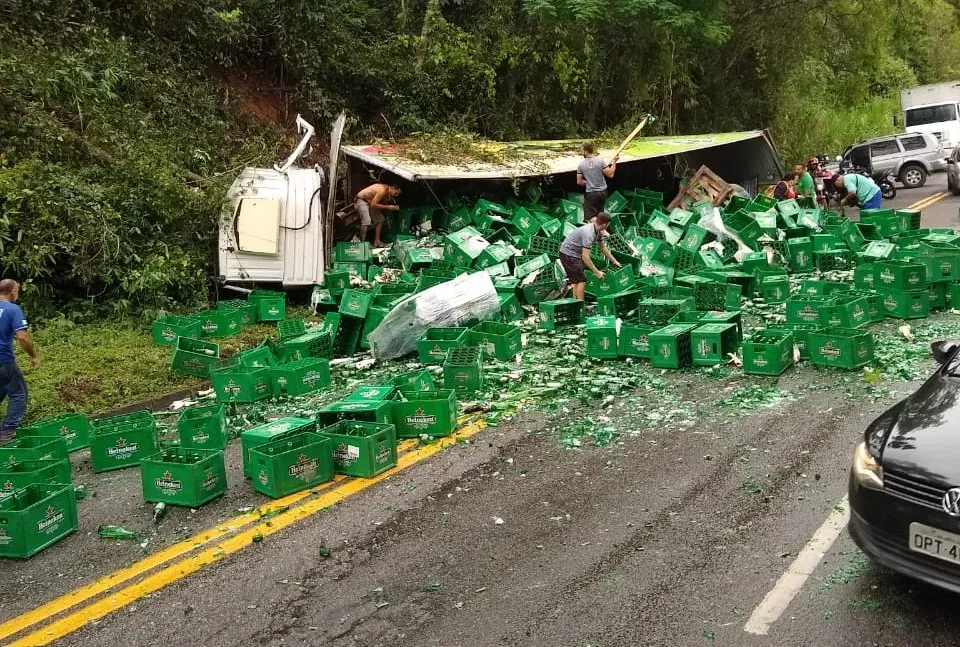 Caminhão carregado de cerveja tomba em acesso da SP-333 e motorista é levado à UPA