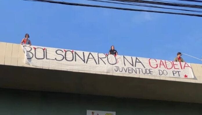 Faixa com pedido de prisão a Bolsonaro é colocada em viaduto de Ribeirão Preto