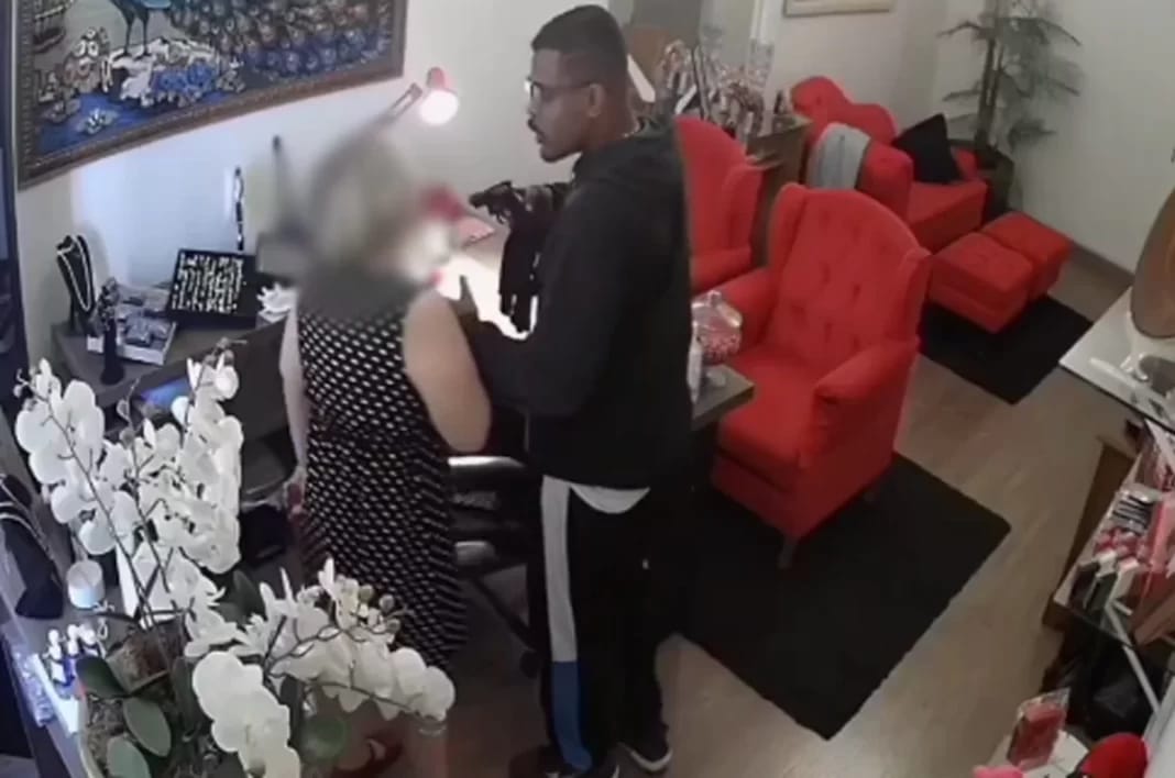 Joalheria é assaltada em Monte Alto; funcionária é agredida com coronhada