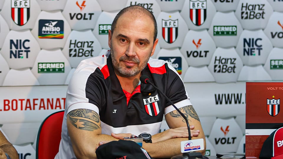 Botafogo confirma saída de Allan Aal; auxiliares também deixam o clube