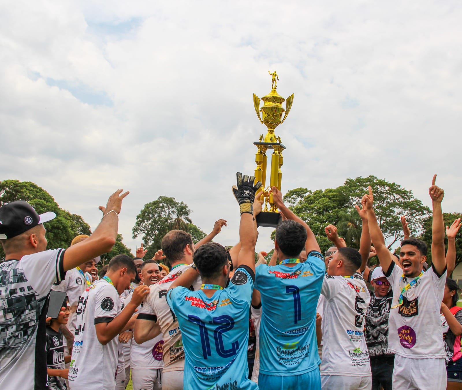Rua 10/Amigos do Sapim ergue taça da 3ª Divisão do futebol amador de Sertãozinho