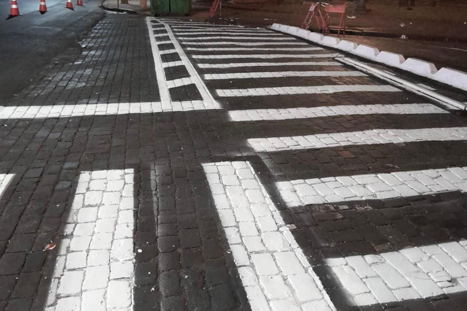 Sinalização é renovada na entrada da Esplanada do Theatro Pedro II para aumentar segurança de pedestres