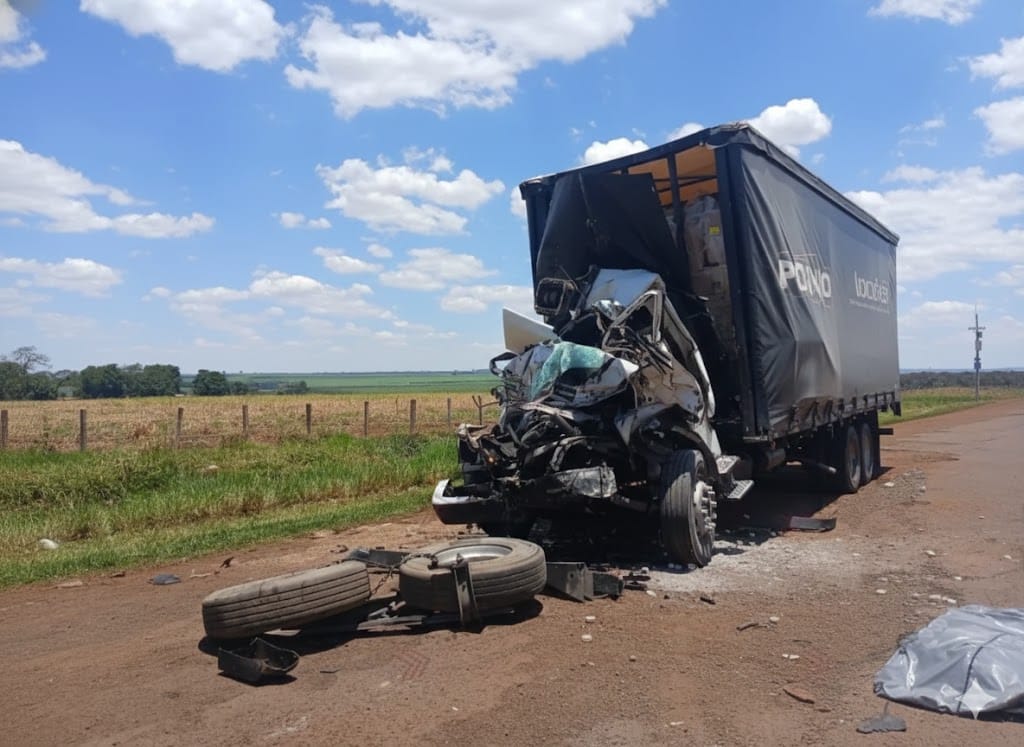 Caminhoneiro morre após bater em carreta parada na Anhanguera, em Guará