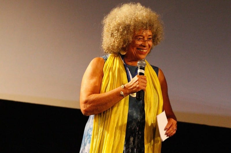 Cineclube Cauim lança projeto 'Cine das Manas' com sessão sobre Ângela Davis