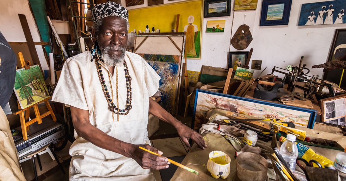 Exposição no Santa Úrsula celebra trajetória e resistência do artista popular Macalé