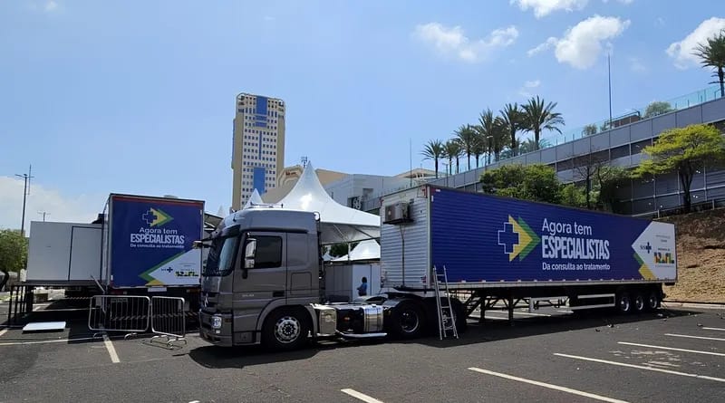 Ministro visita Ribeirão Preto e celebra zeramento de fila de catarata com carretas móveis