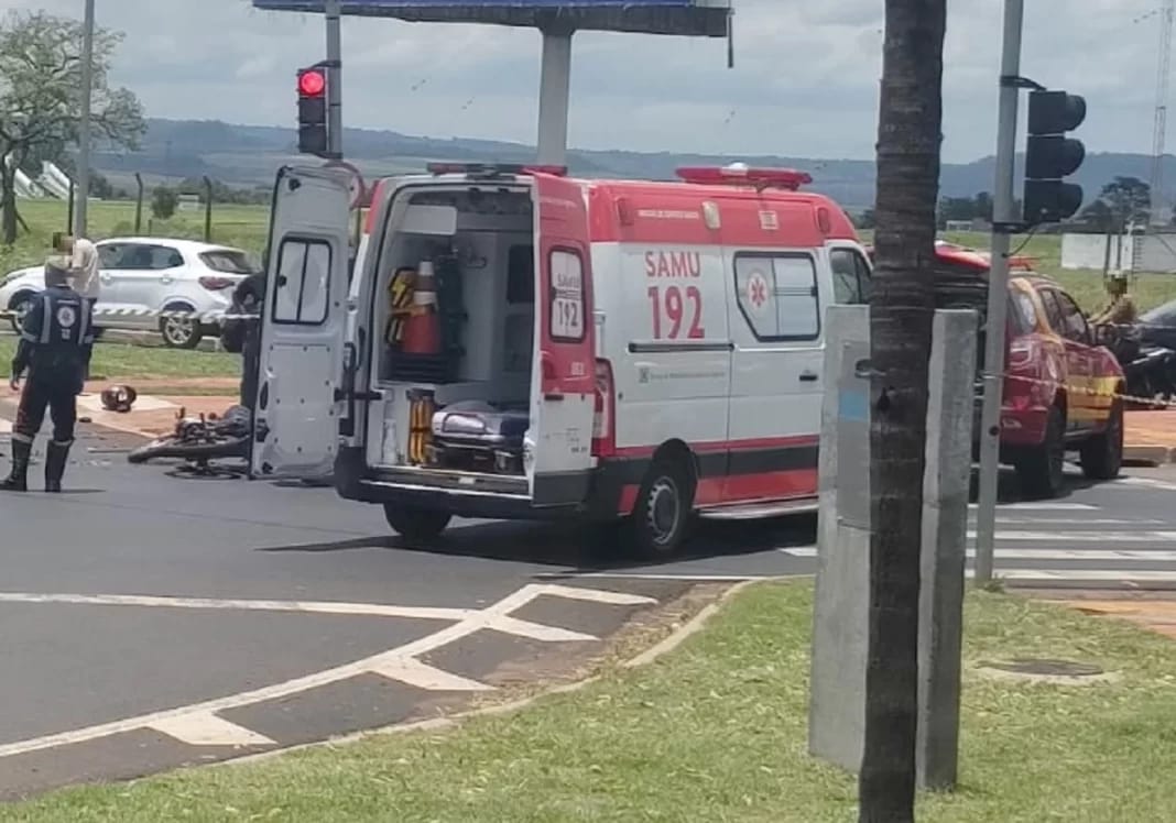 Motociclista morre após colisão com carro em frente ao Aeroporto Leite Lopes, em Ribeirão Preto