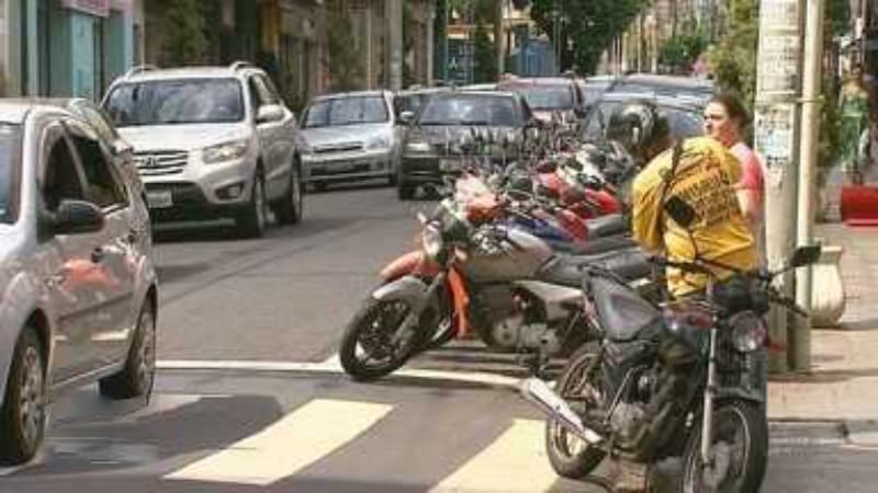 Centro de Ribeirão Preto registra aumento de circulação e pressão por vagas de estacionamento antes do Natal