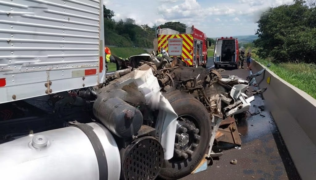 Colisão entre dois caminhões na Anhanguera mata uma pessoa em Santa Rita do Passa Quatro