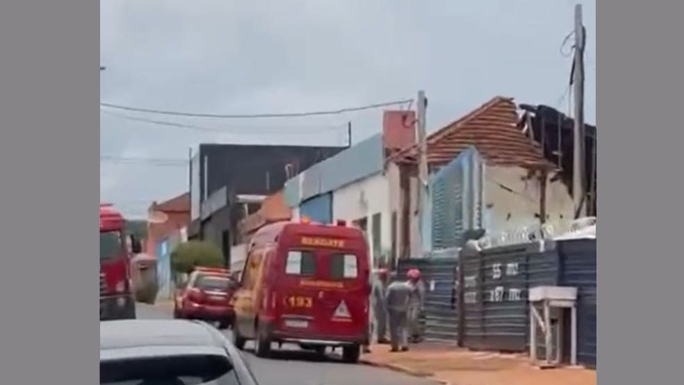 Telhado de oficina desaba em Campos Elíseos; rua foi interditada e cachorro resgatado