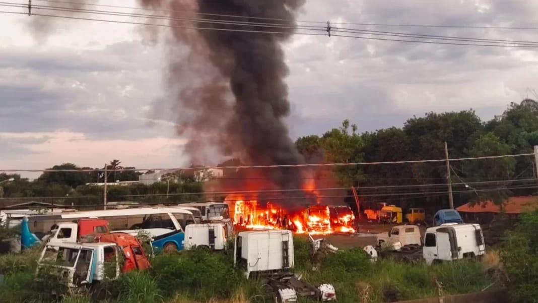 Incêndio atinge garagem de ônibus no Vila Elisa; ninguém se feriu