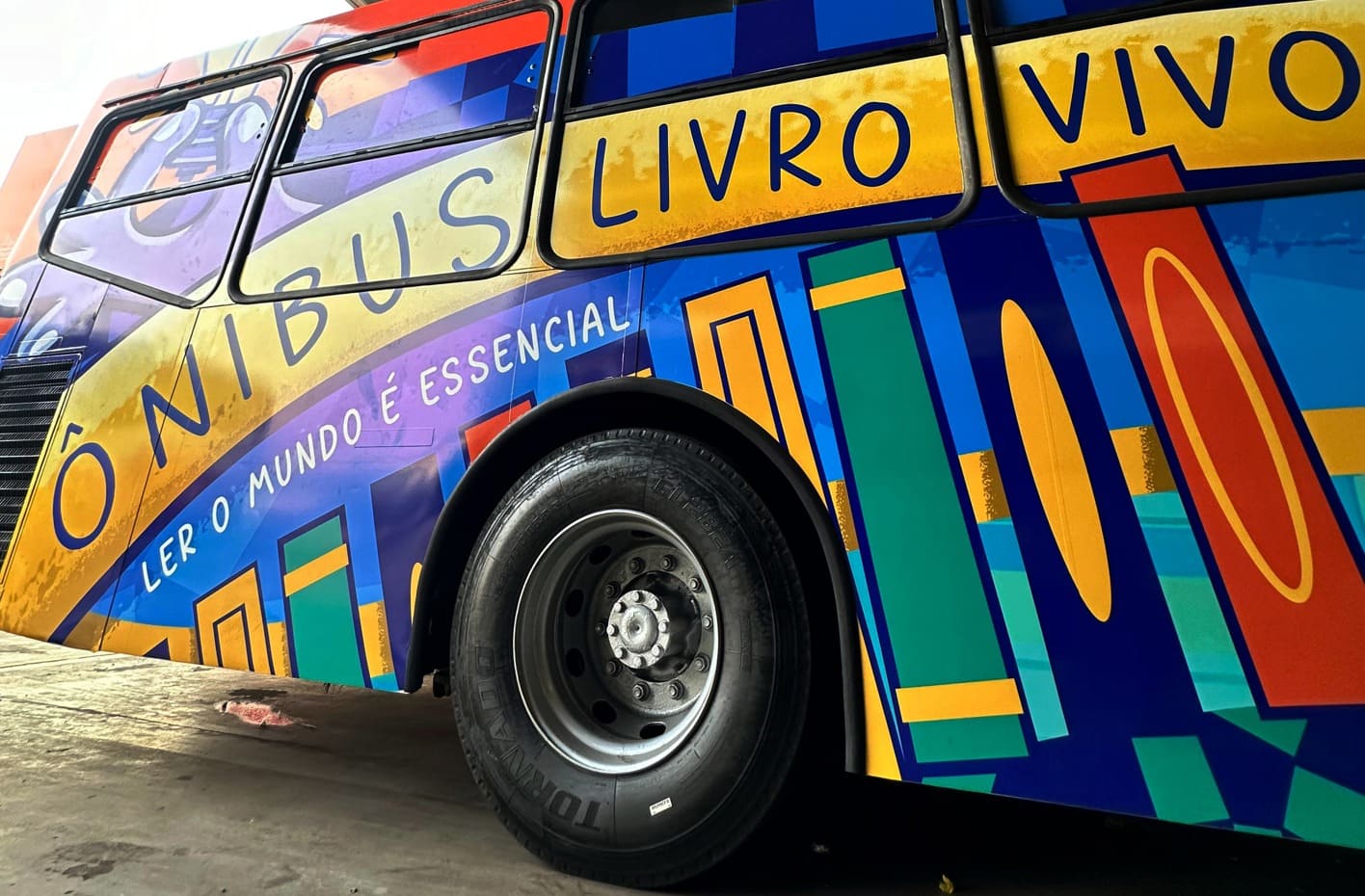 Fundação do Livro divulga programação de novembro com ônibus literário, sarau e formação para curadores