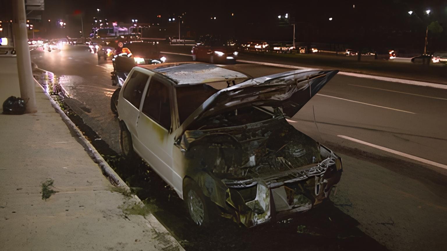 Veículo pega fogo na Maurílio Biagi após pane elétrica; motorista não se feriu