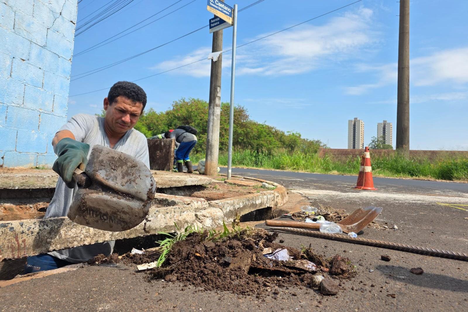 Prefeitura concluiu limpeza de bueiros no centro e iniciou ação preventiva na Vila Virgínia