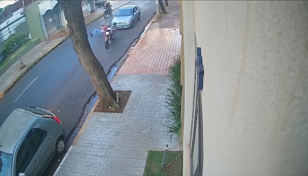 Motociclista fica ferida após ser atingida por carro e motorista foge no Centro de Ribeirão Preto