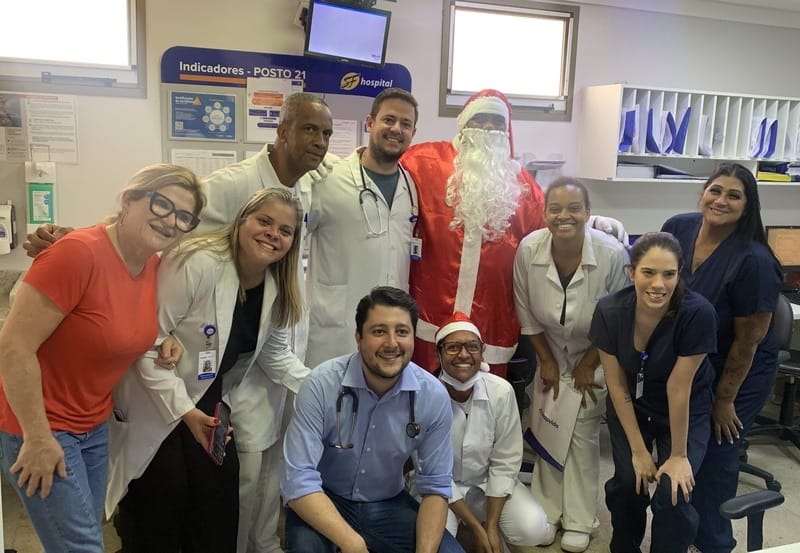 Papai Noel visita pacientes e funcionários do Hospital São Francisco em ação natalina
